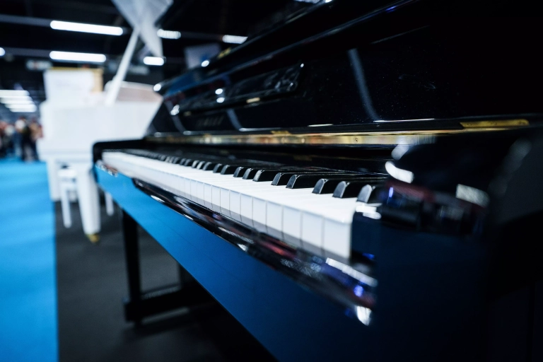 Piano à queue exposé à la Foire du Mans