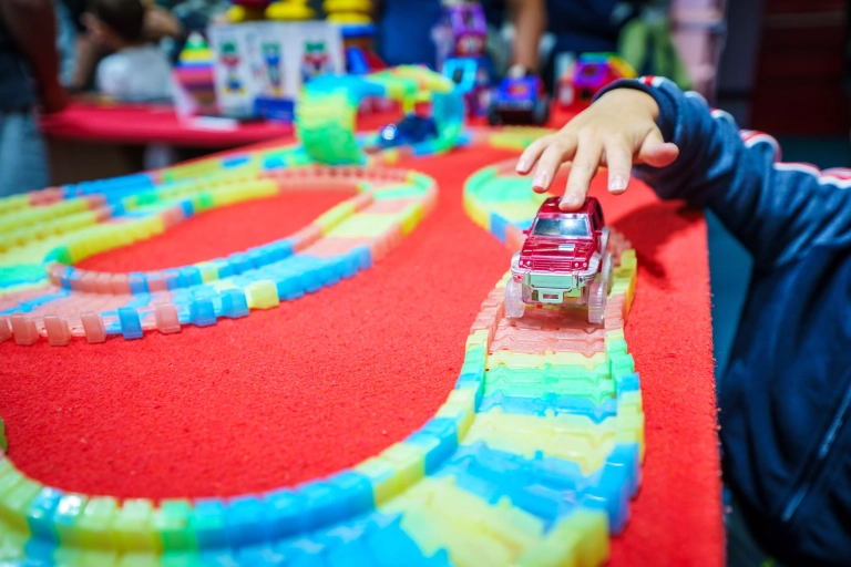 Jeu de voitures pour enfant avec des couleurs vives