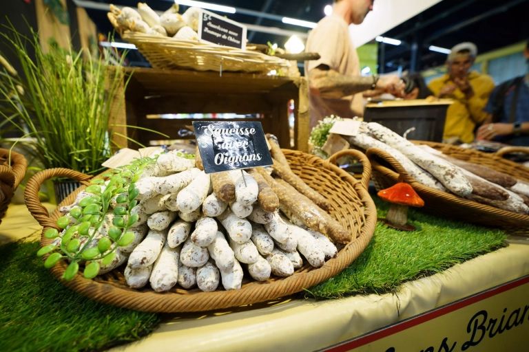 Présentation de produits artisanaux dans un décor rustique