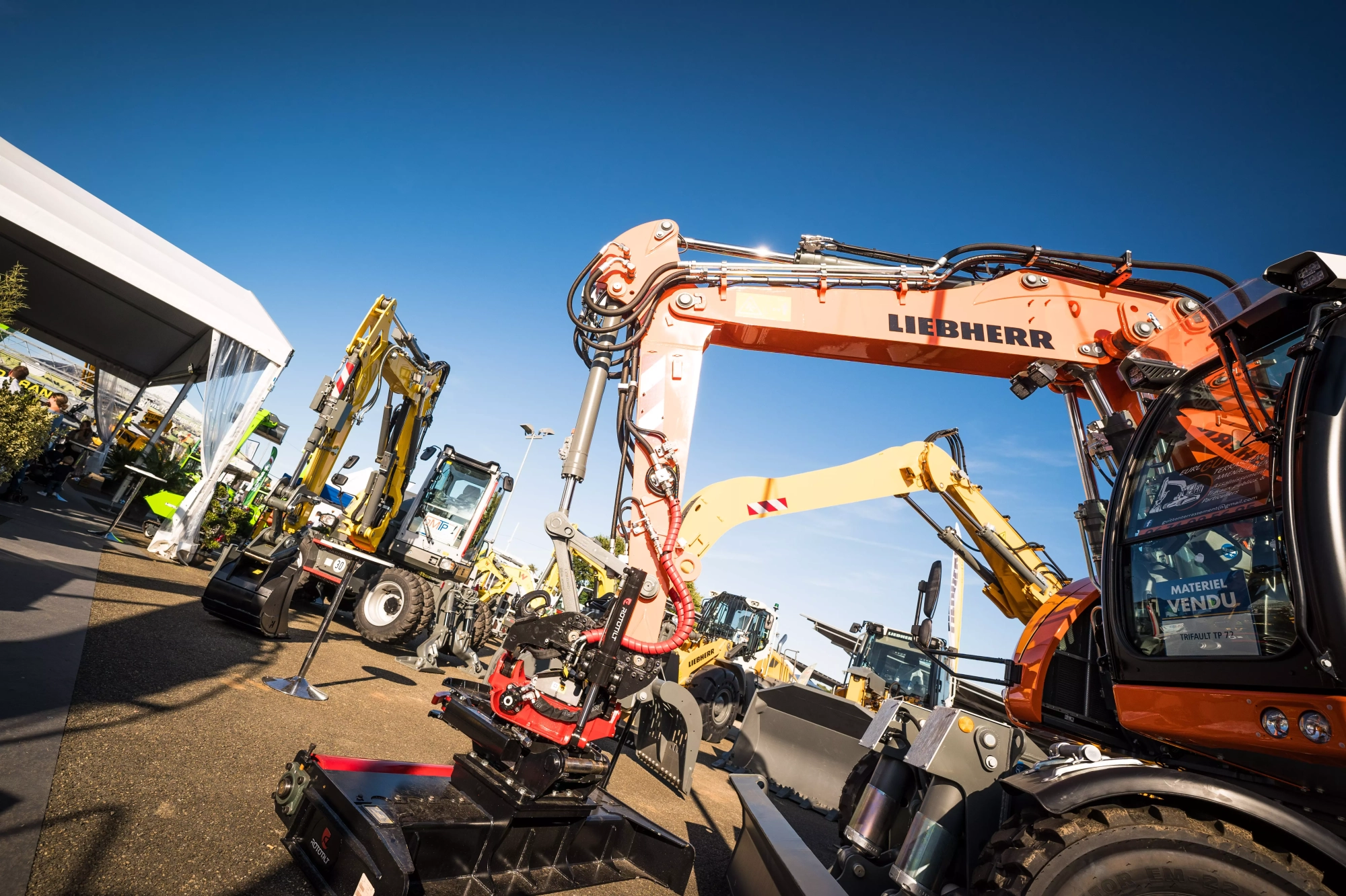 Engins de construction, tracteurs, pelleteuses exposés