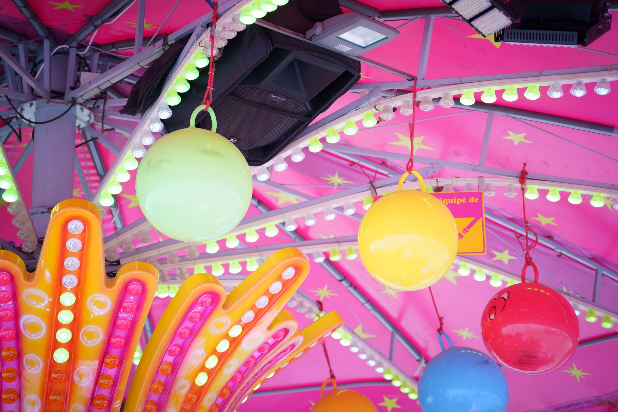Éclairage coloré dans un manège