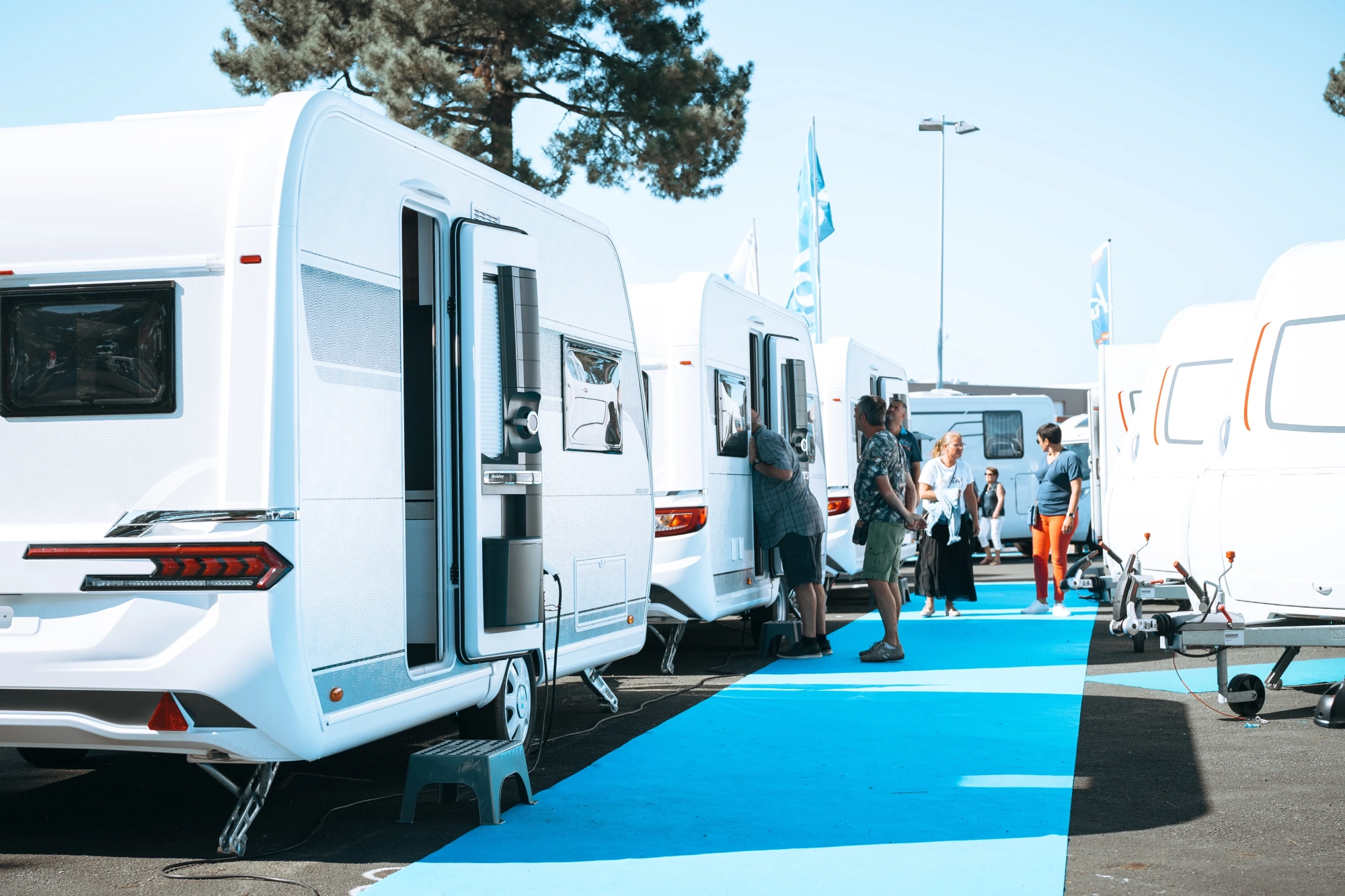 Caravanes alignés dans un espace extérieur