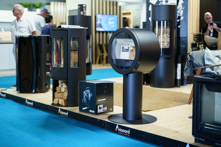 Poil à bois modernes dans une zone d'exposition