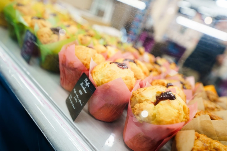 Desserts colorés dans un stand de restauration